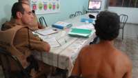 Laranjeiras - Policia Militar apreende menor tentava achar e furtar maconha.