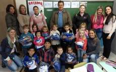 Nova Laranjeiras - Educação entrega 900 kits de uniformes escolares