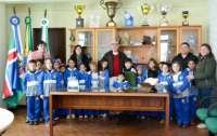 Pinhão - Alunos da Escola Nova Divinéia visitam gabinete do Prefeito