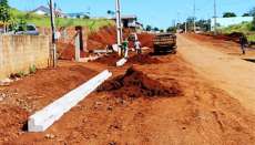 Palmital - Prefeitura executa meio-fio para iniciar calçamento na Vila Coamo
