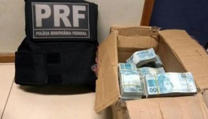 PRF flagra suspeitos com mais de R$ 850 mil em um carro