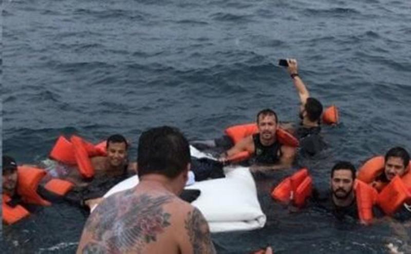 Lancha naufraga no litoral da Bahia e passageiro faz selfie durante o resgate