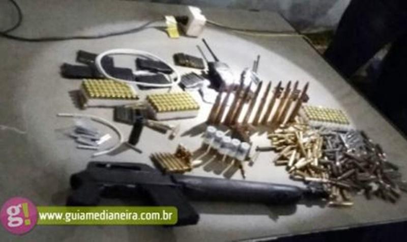 Bandidos abandonam carro com arma, munições e coletes balísticos