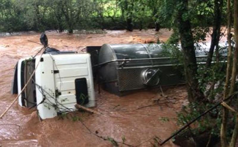 Corpo de motorista de caminhão arrastado pela correnteza é encontrado pelos bombeiros