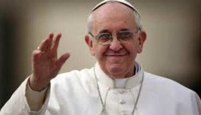 Papa critica uso de celular entre fiéis e religiosos durante as missas