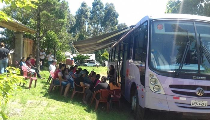 Pinhão - Ônibus Lilás leva serviços combate à violência contra mulher durante a realização programa 'Prefeitura em Ação'