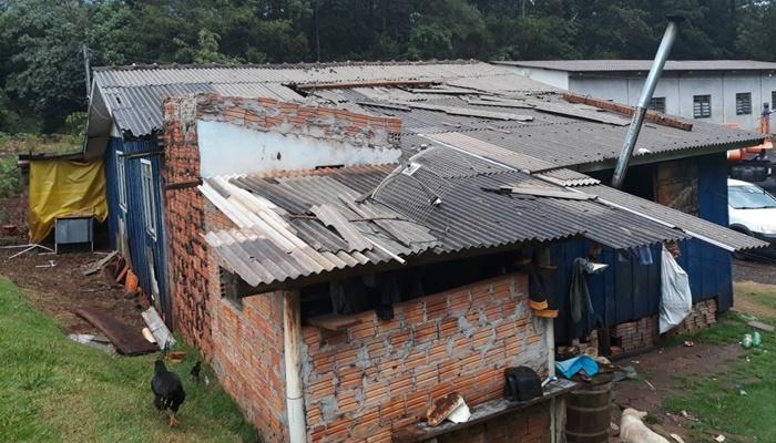 Guaraniaçu - Defesa Civil atende caso de destelhamento de residência