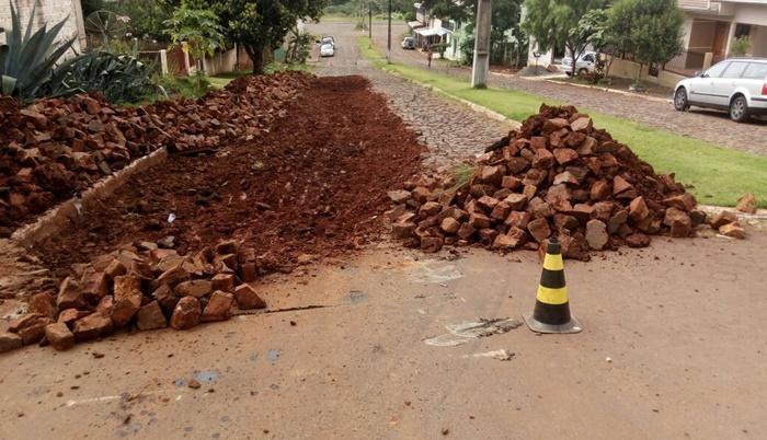 Rio Bonito - Equipe de Viação e Obras em pleno recesso recuperou trechos de calçamento