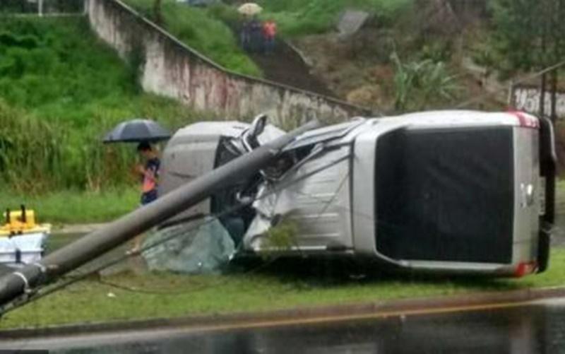 Caminhonete fica destruída após derrubar e ser atingida por poste