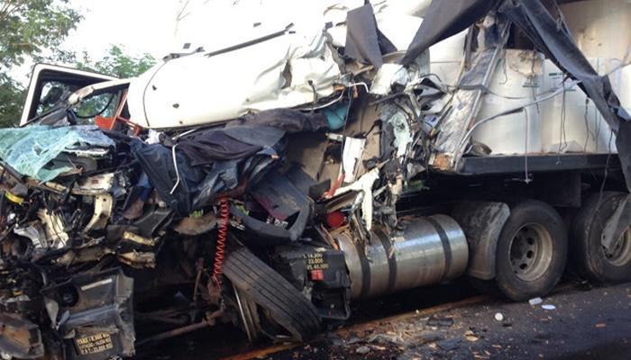 Grave acidente envolvendo dois caminhões e ônibus deixa um morto no Paraná