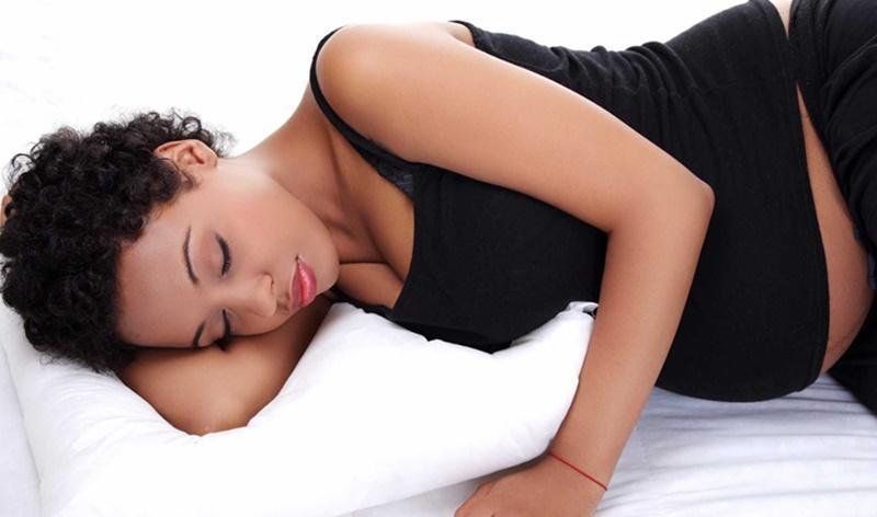 Dormir de barriga para cima aumenta chances de óbito fetal, diz estudo