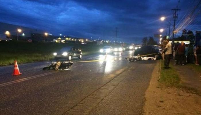 Motorista invade a pista contrária, mata um e deixa dois em estado grave