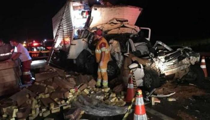 Carro fica prensado entre caminhões e dois morrem