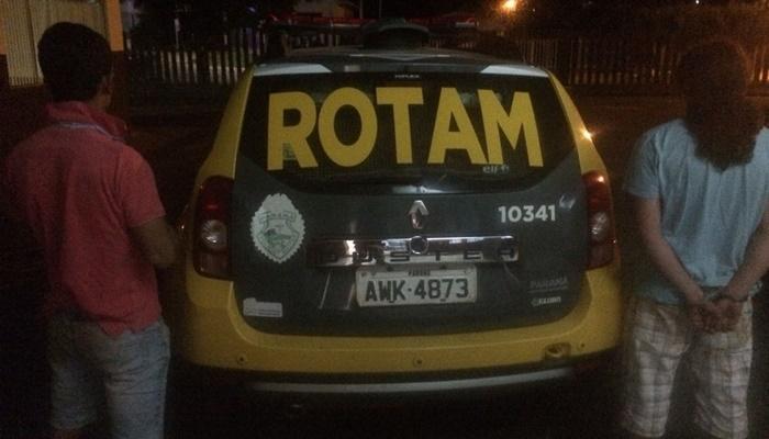 A equipe da ROTAM de Laranjeiras do Sul, realizava patrulhamento, por volta da 01h30min desta terça dia 28, quando foi visualizado um veiculo I/Seat Cordoba em atitude suspeita, foi realizado o acompanhamento tático e ao ser abordado foi constatado que o veículo era conduzido por A. S. F. e passageiro A. C. N., ambos apresentavam sinais de embriagues.