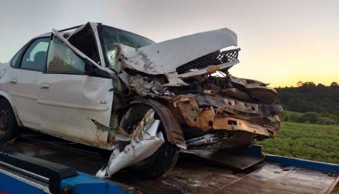 Cinco pessoas ficam feridas quando carro bate na traseira de caminhão