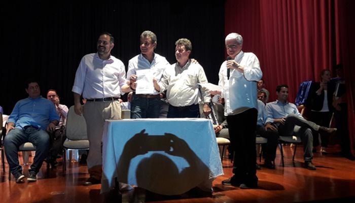 Rio Bonito - Prefeito Ademir Fagundes recebe das mãos do governador Beto Richa cerca de 6,3 milhões em convênios e recursos