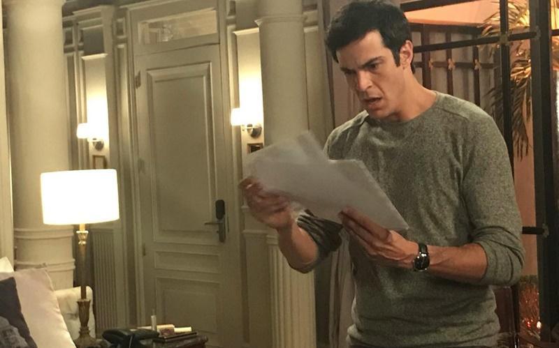 Foto: Reprodução 'Pega Pega': Eric vê fotos do laptop de Maria Pia, fica arrasado e chora
