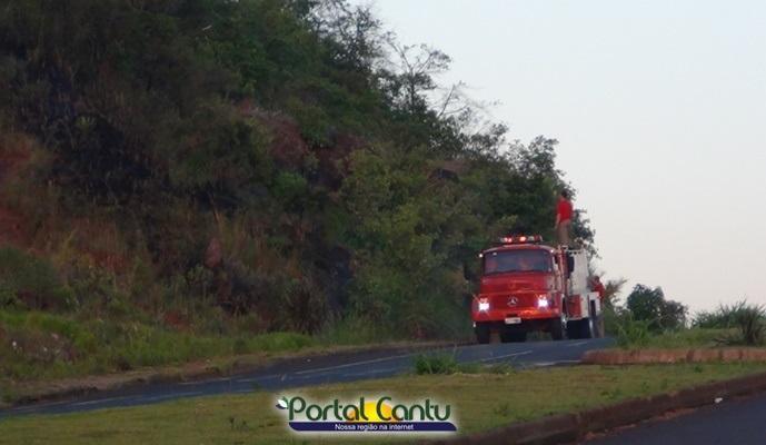 Laranjeiras - Corpo de Bombeiros atendem incêndio em mata no Bairro Bancários
