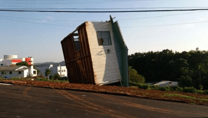 Casa cai de caminhão enquanto era transportada