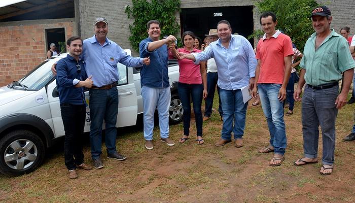 Laranjeiras - Prefeitura entrega veículo e equipamentos de panificação para agricultores de Recanto da Natureza