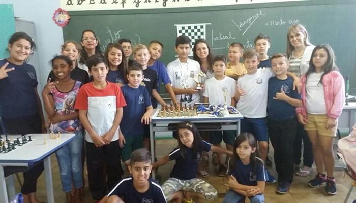 Catanduvas - Projeto Xadrez na escola Maria Mayer