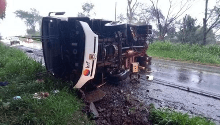 Micro-ônibus capota e 14 trabalhadores ficam feridos