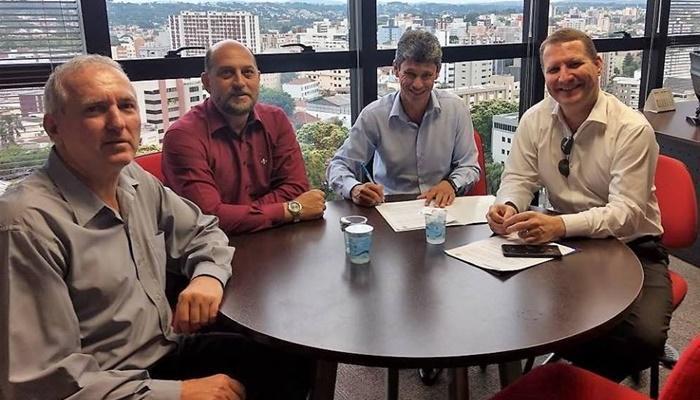 Catanduvas - Prefeito Moises assina convênio com Itaipu Binacional em Curitiba