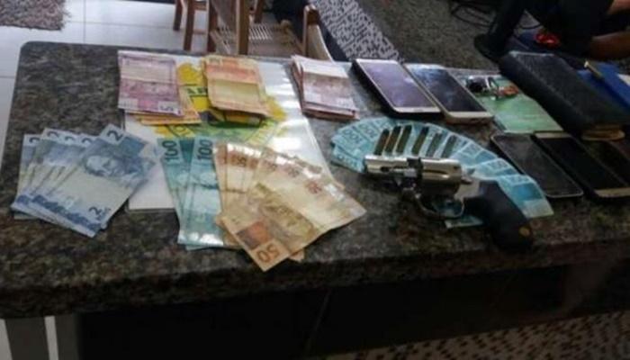 PM apreende R$ 1 mil em notas falsas e arma em sutiã de suspeita