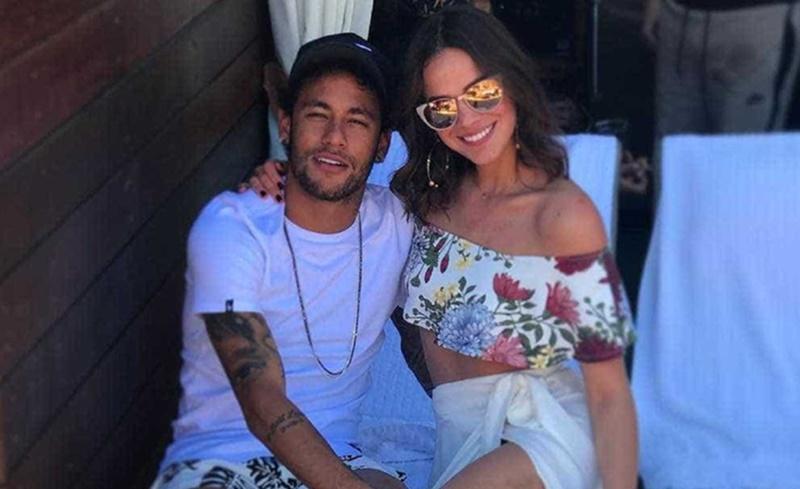 Neymar vai ao encontro de Marquezine e reatam em Noronha