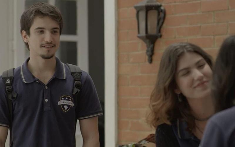 'Malhação': Felipe flagra Lica e Samantha no maior clima