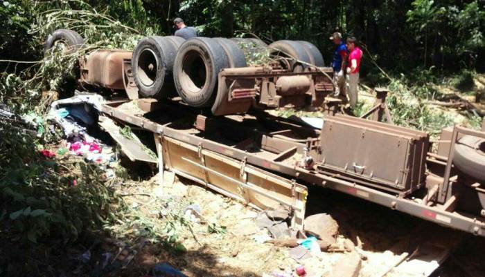 Acidente em rodovia paranaense mata família inteira