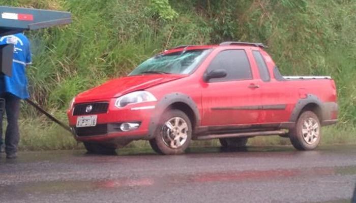 Laranjeiras - Veículo capota e colide com paredão de pedra na PR-158