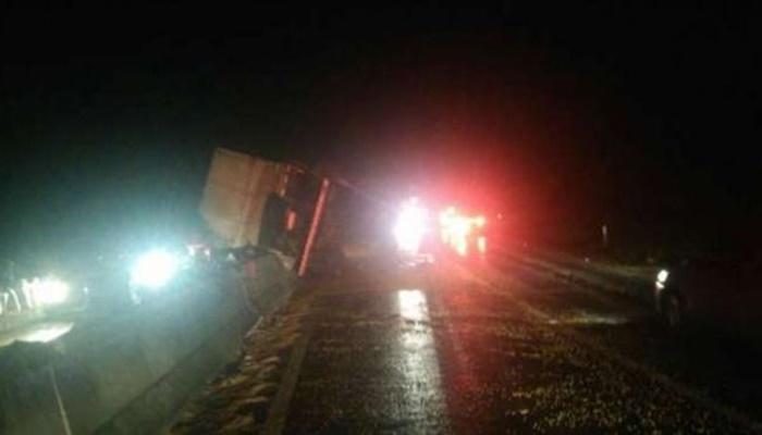 Acidente entre dois caminhões e cinco carros deixa três feridos na BR 277