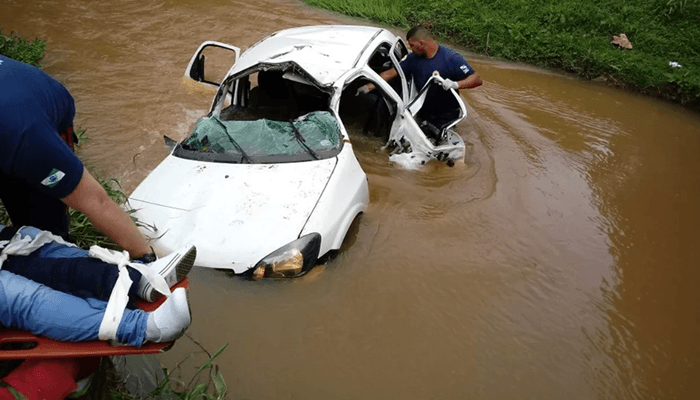 Carro cai em rio depois de acidente na BR-277, em Campo Largo