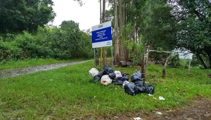 Rio Bonito - Prefeitura alerta população sobre descarte incorreto de lixo no Alagado