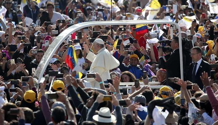 Papa Francisco é atingido no rosto por jornal em passeio de papamóvel