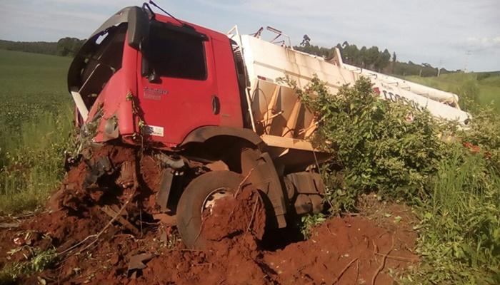 Quedas - Caminhoneiro se envolve em acidente