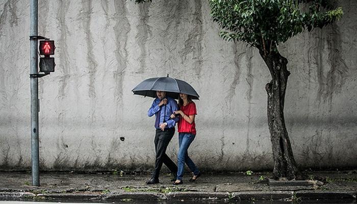 Semana começa com clima abafado e chuvas em todo o Paraná