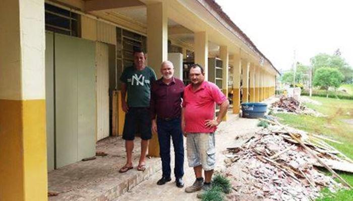 Guaraniaçu - Prefeito acompanha obras de melhorias na Escola do Campo do Borman