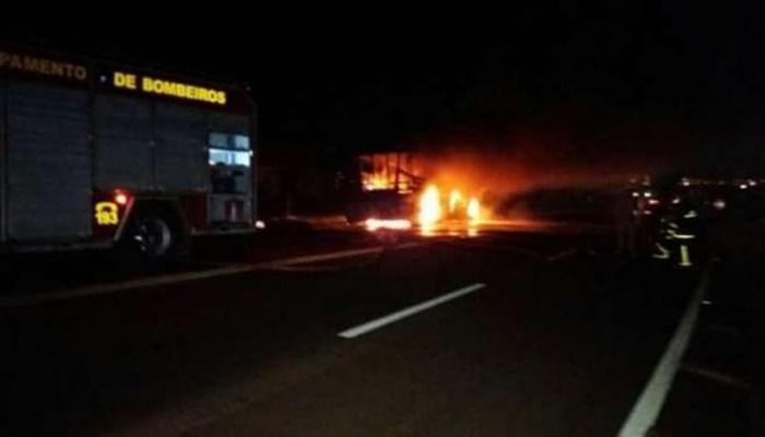 Ônibus de turismo pega fogo na PR 445, em Cambé