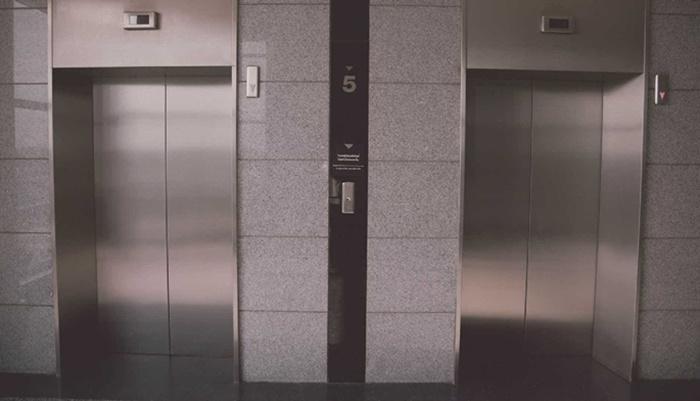 Criança de 4 anos é prensada por elevador e morre