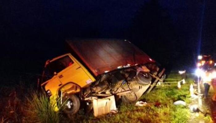 Dois irmãos morrem após acidente entre carro e caminhão