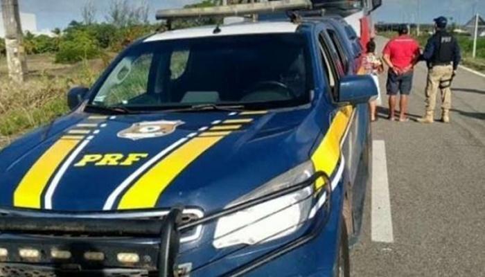 PRF aborda carreta conduzida por criança de nove anos
