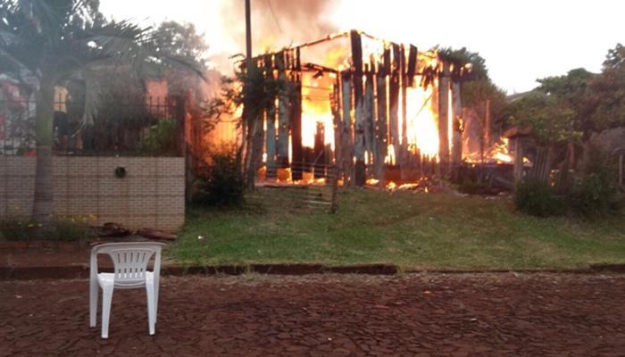 Campo Bonito - Incêndio destrói residência