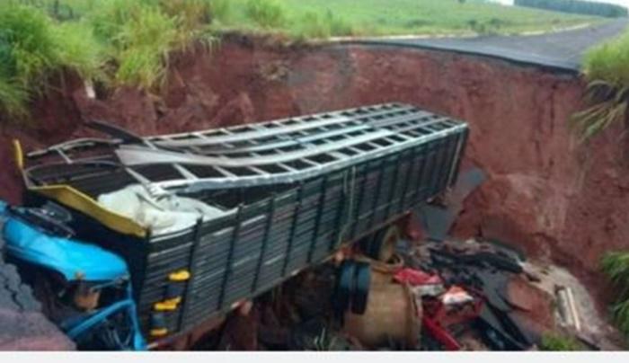 Caminhão boiadeiro cai em buraco causado pelas chuvas e jovem morre