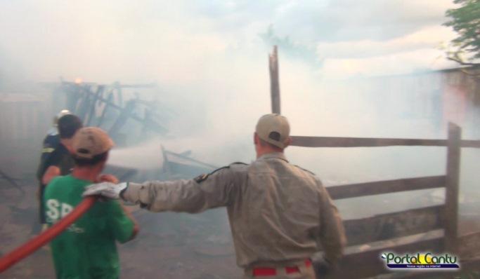 Laranjeiras - Mulher ateia fogo na própria casa, no Gaúcho. Veja o vídeo