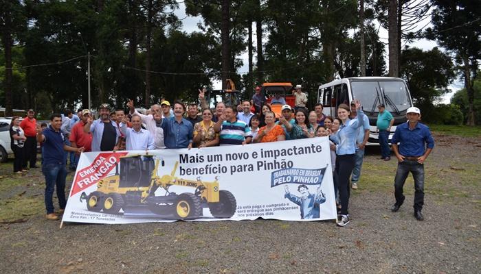 Pinhão - Vice-prefeito recebe deputado federal para entrega de equipamentos