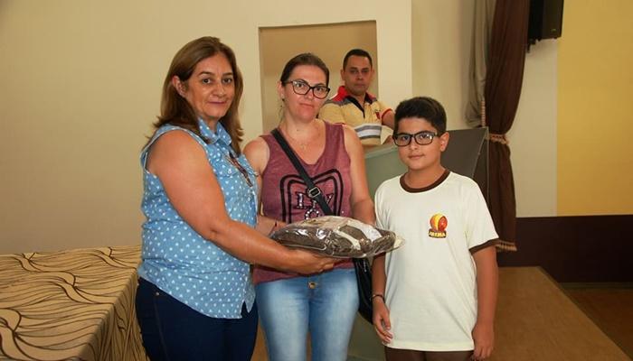 Ibema - Adelar Arrosi entrega uniformes a alunos de escolas do município