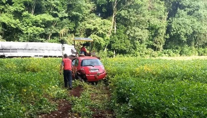 Rio Bonito - Ladrões furtam carro no centro e abandonam e lavoura