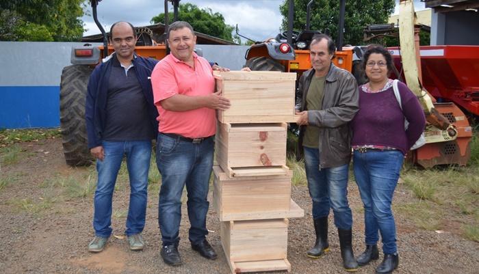 Pinhão - Programa de Apicultura da Secretaria de Agricultura entrega caixas de abelha aos apicultores 